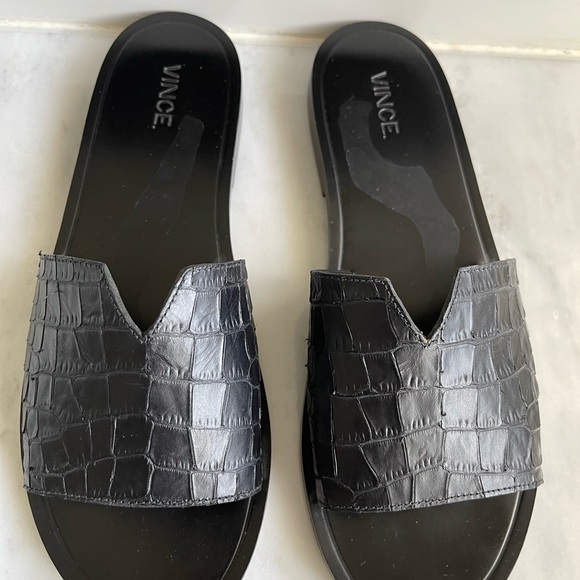 Vince ‘Turner 2’ Black Lea Embossed Leather Slides - Picture 9 of 10